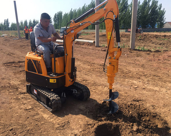 15小型挖掘機(jī)